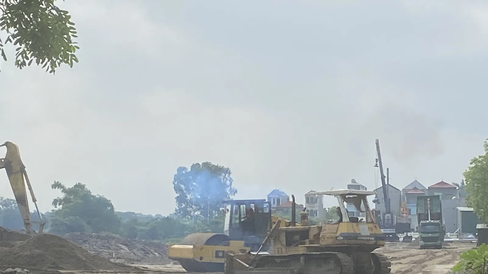 Máy ủi san gạt nền tại công trường