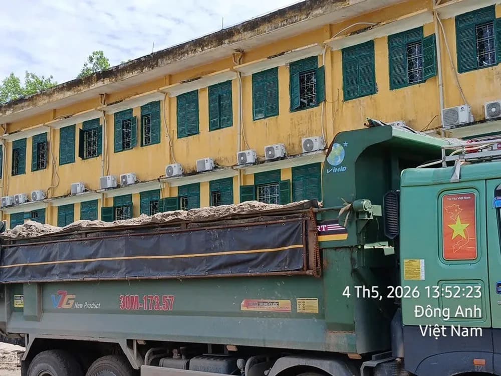 Xe ben chở cát san lấp, biển số đọc rõ, tại công trường
